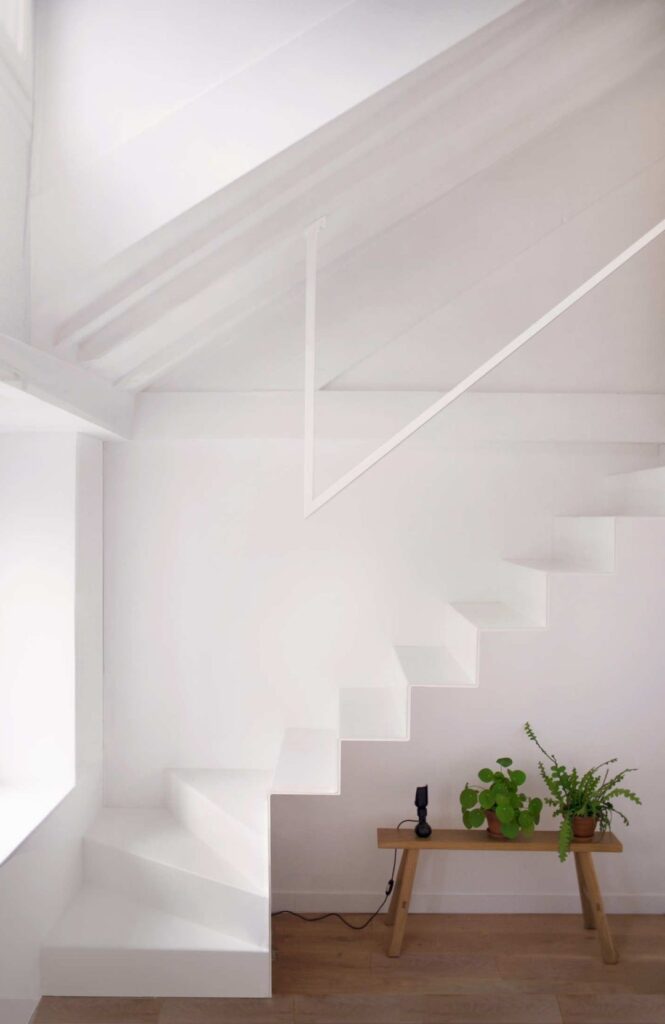 escalier blanc parquet tabouret bois