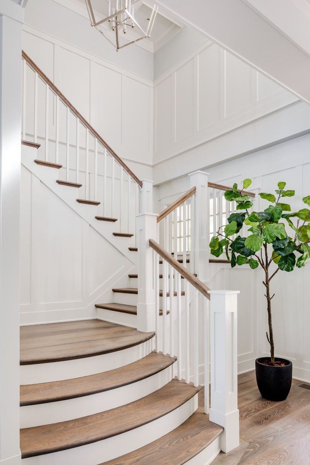 escalier bois blanc grande hauteur sous plafond lustre design