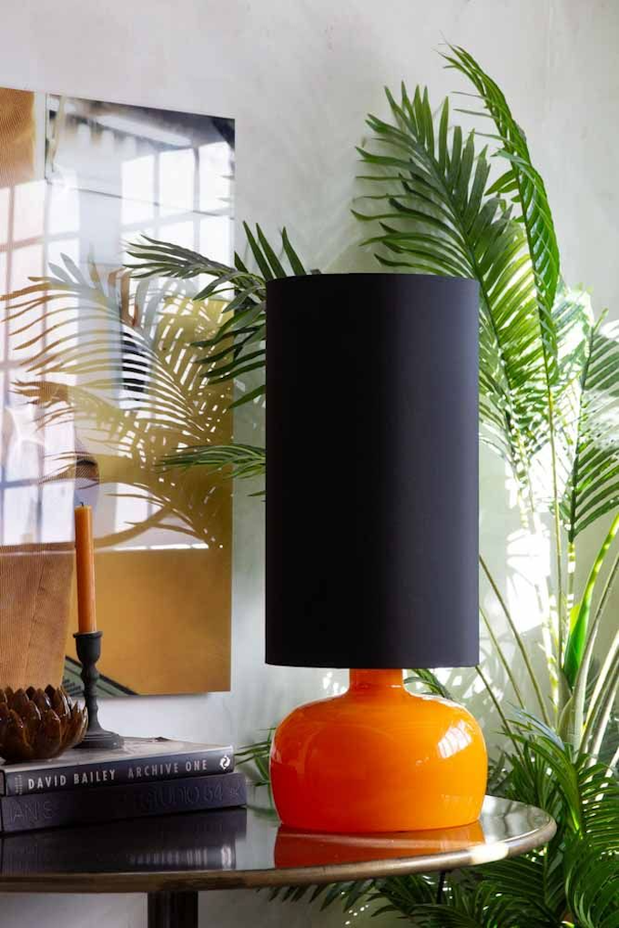 lampe rétro orange noir plante verte table ronde verre
