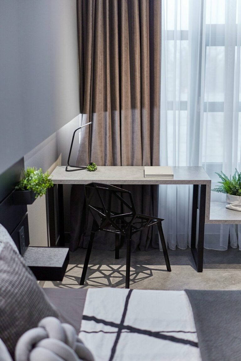 loft à Bucarest espace travail bureau brutaliste béton home office