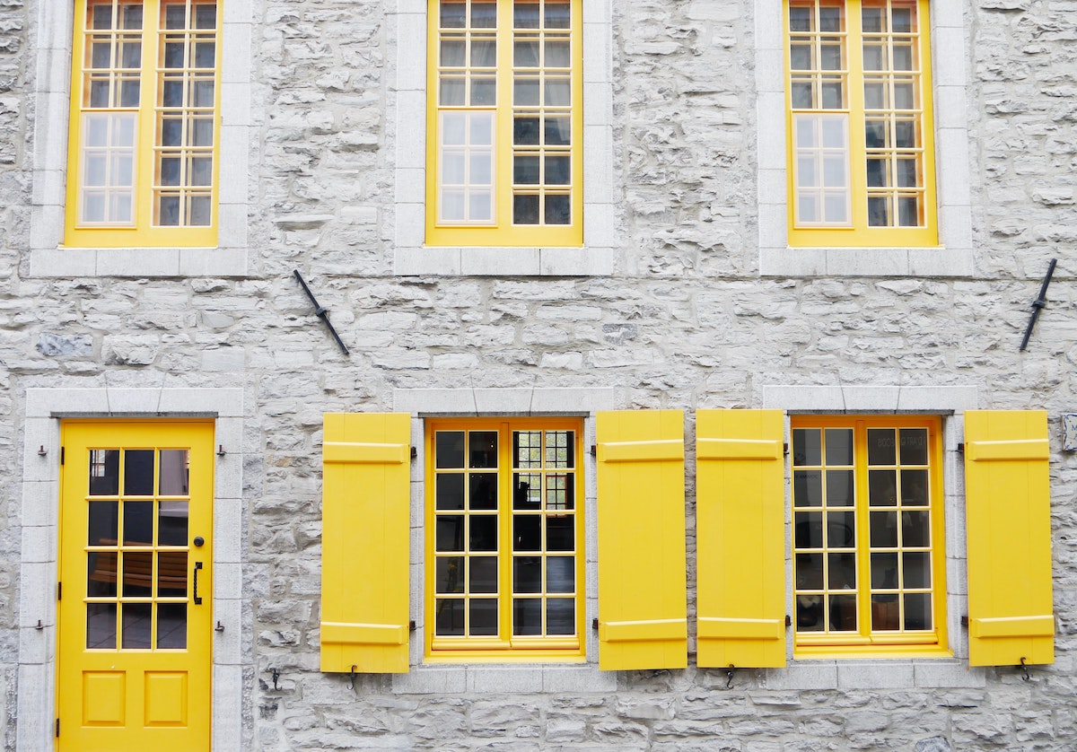 maison campagne façade pierre volet bois jaune menuiserie