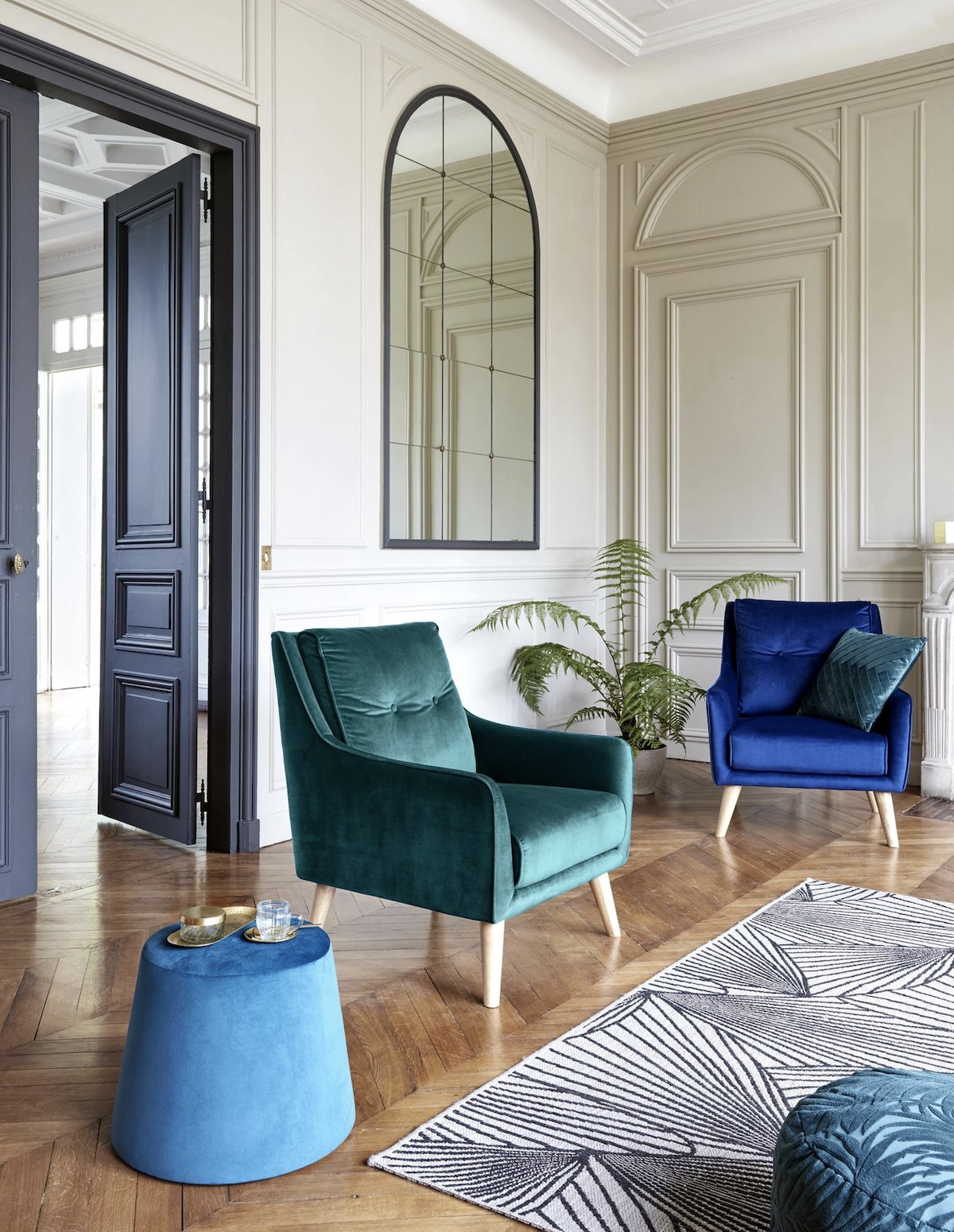 pouf vert émeraude bleu canard appartement parisien moulure cheminée