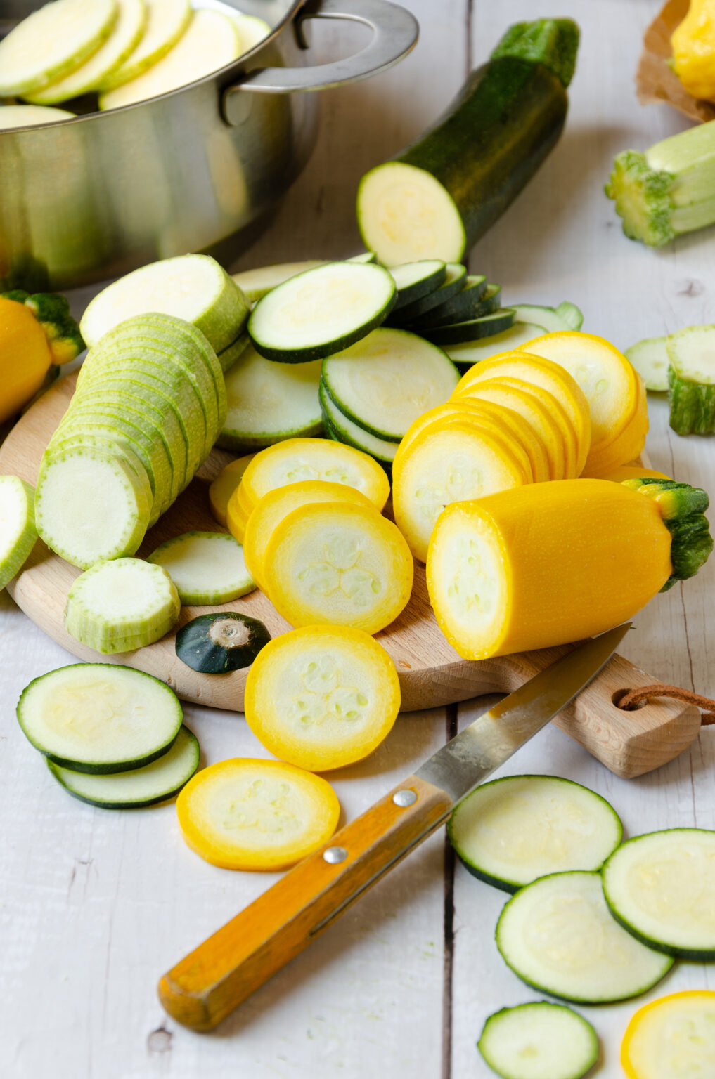 préparation rondelle courgette blanche jaune salade fraîche