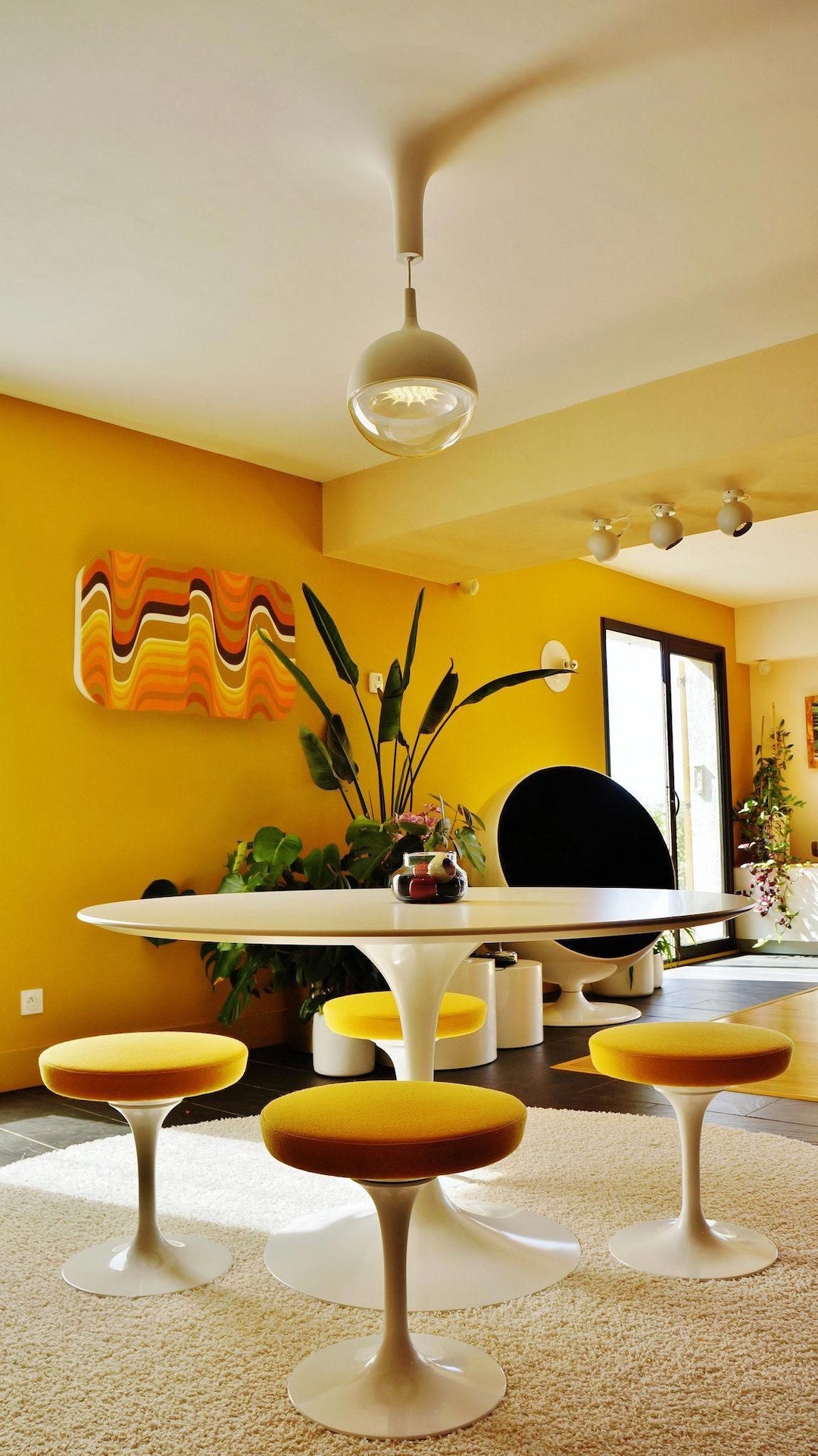 salle à manger jaune table tabouret rond