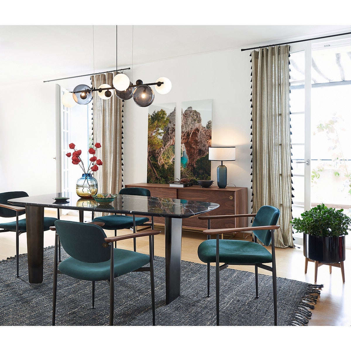 salle à manger parisienne déco noire bleu canard marbre
