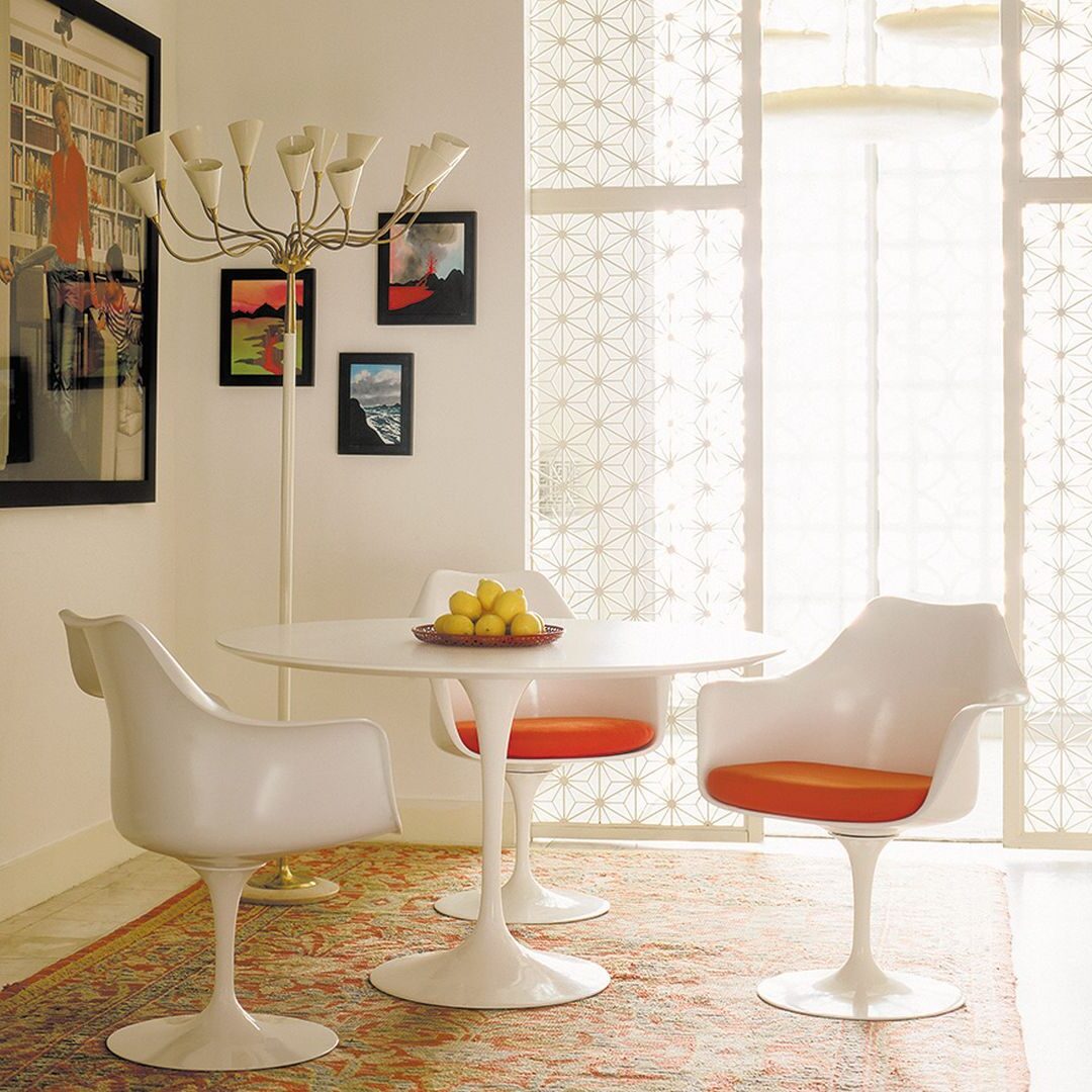 salle à manger table chaise ronde blanche orange tableau noir deco rétro