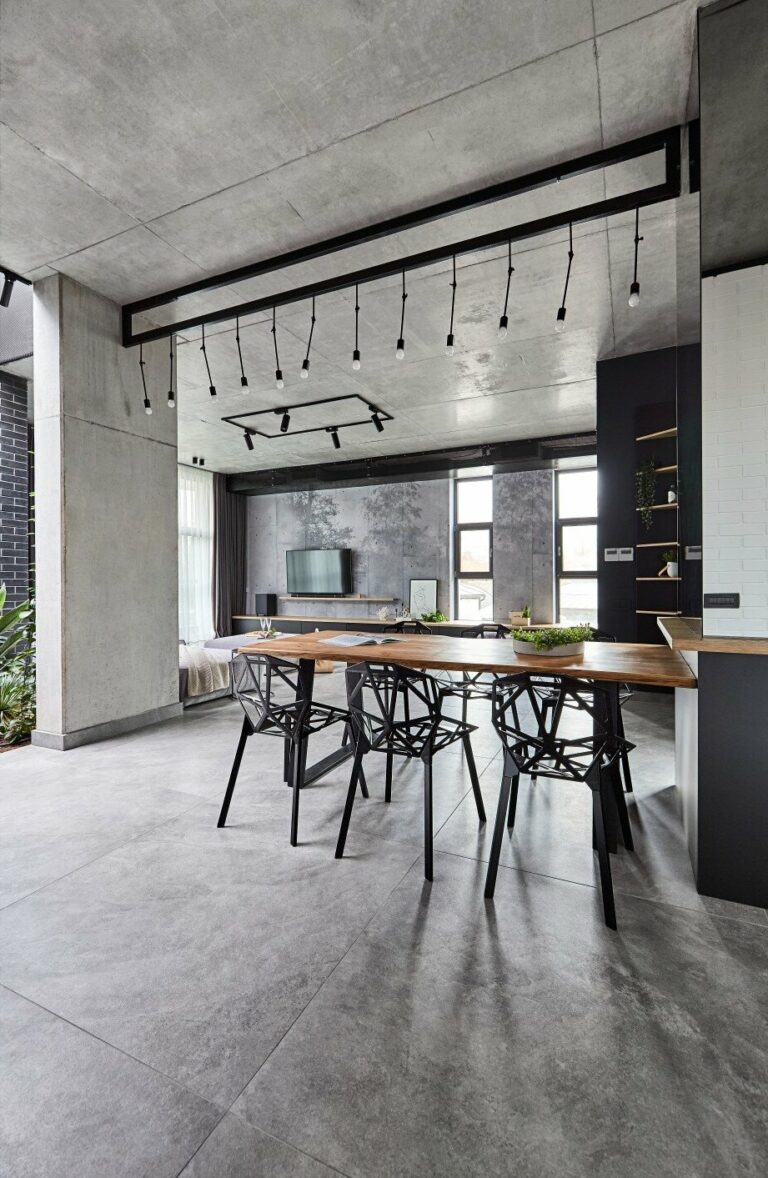 salle à manger table plateau bois pied métal noir chaise plastique design ajourée