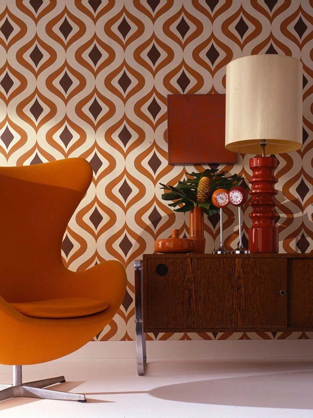 salon rétro fauteuil orange papier peint meuble bois