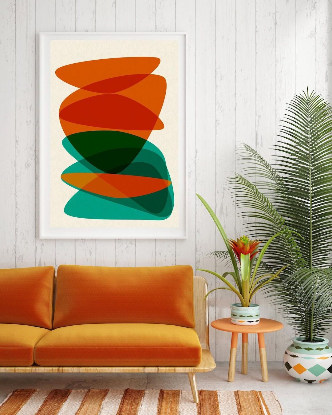 séjour canapé velours orange tabouret bois tableau abstrait tapis à rayures