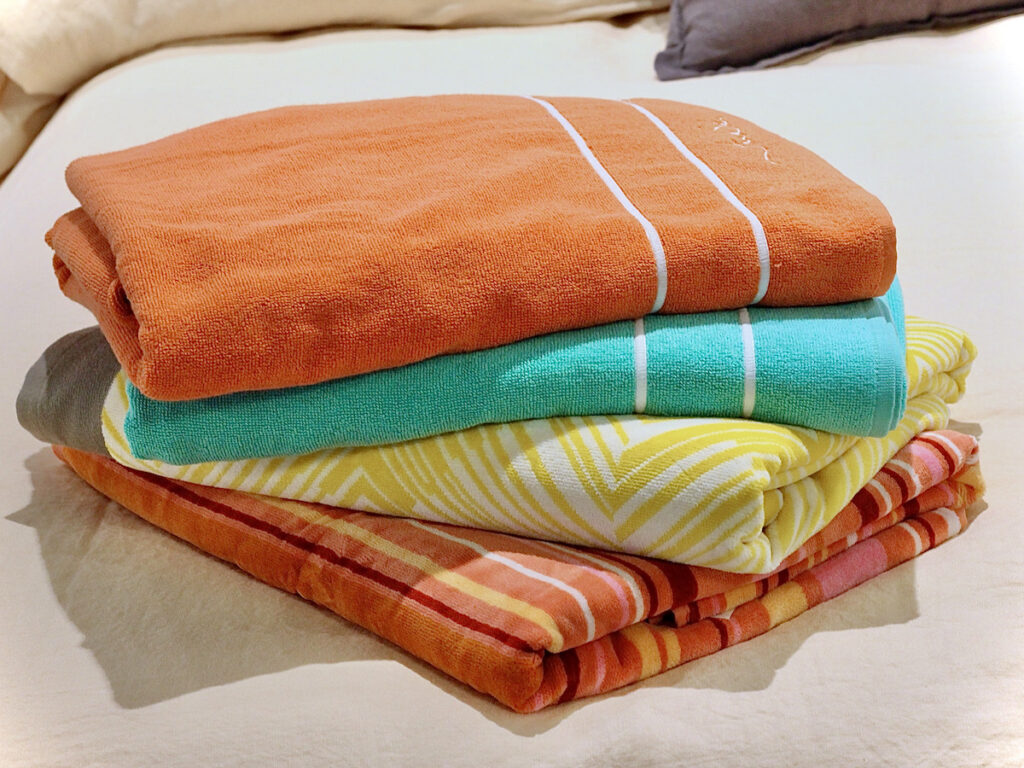 serviette de plage rayé motif jaune orange rose camaïeu