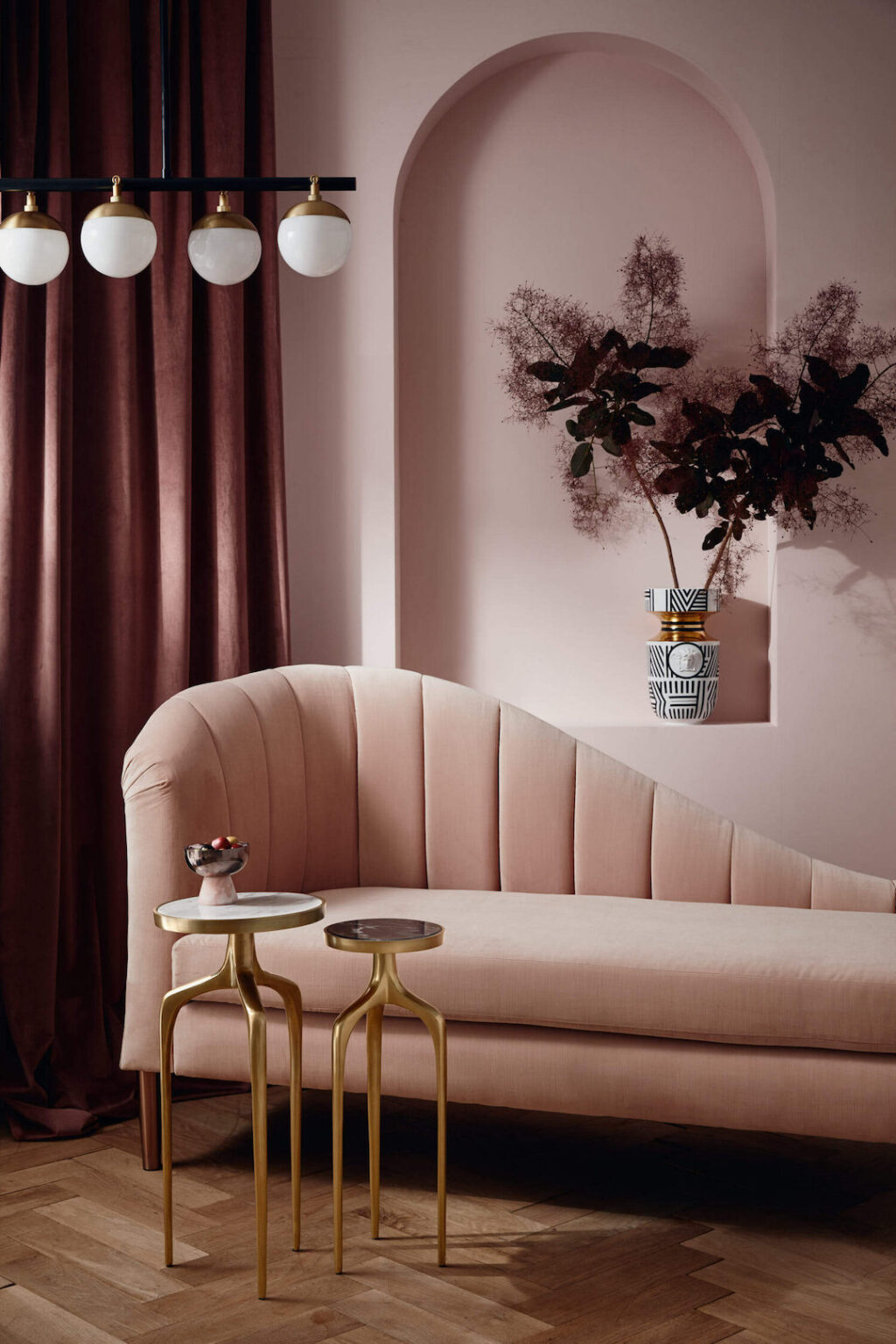 banquette rose velours suspension laiton parquet bois chevron