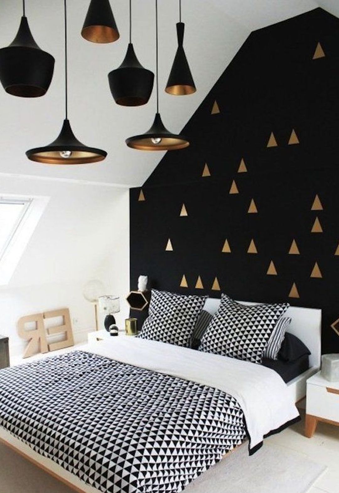 chambre adulte papier peint noir motif doré suspension noir cuivré lit double