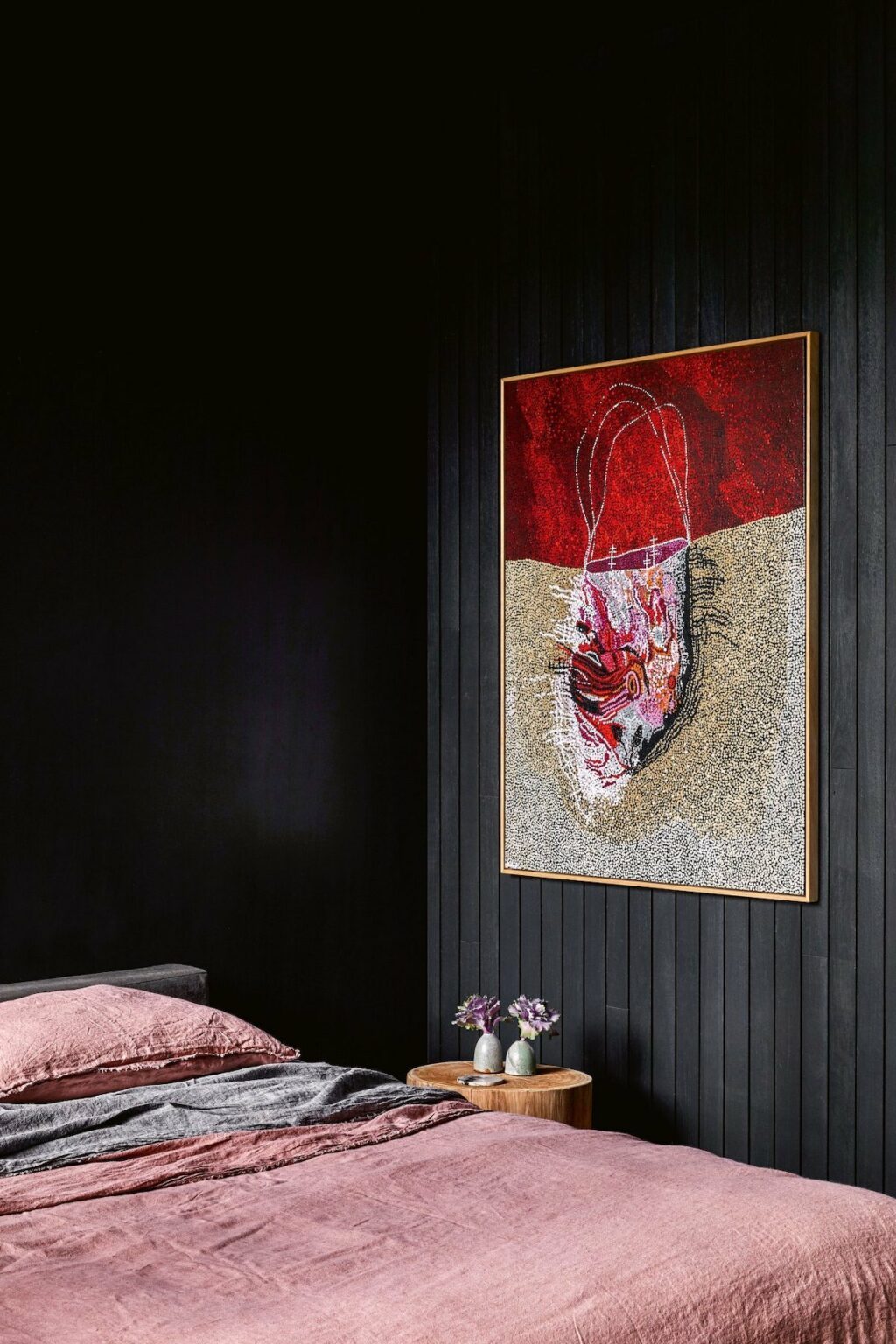 chambre déco noire mur foncé drap lin dépareillé gris rose