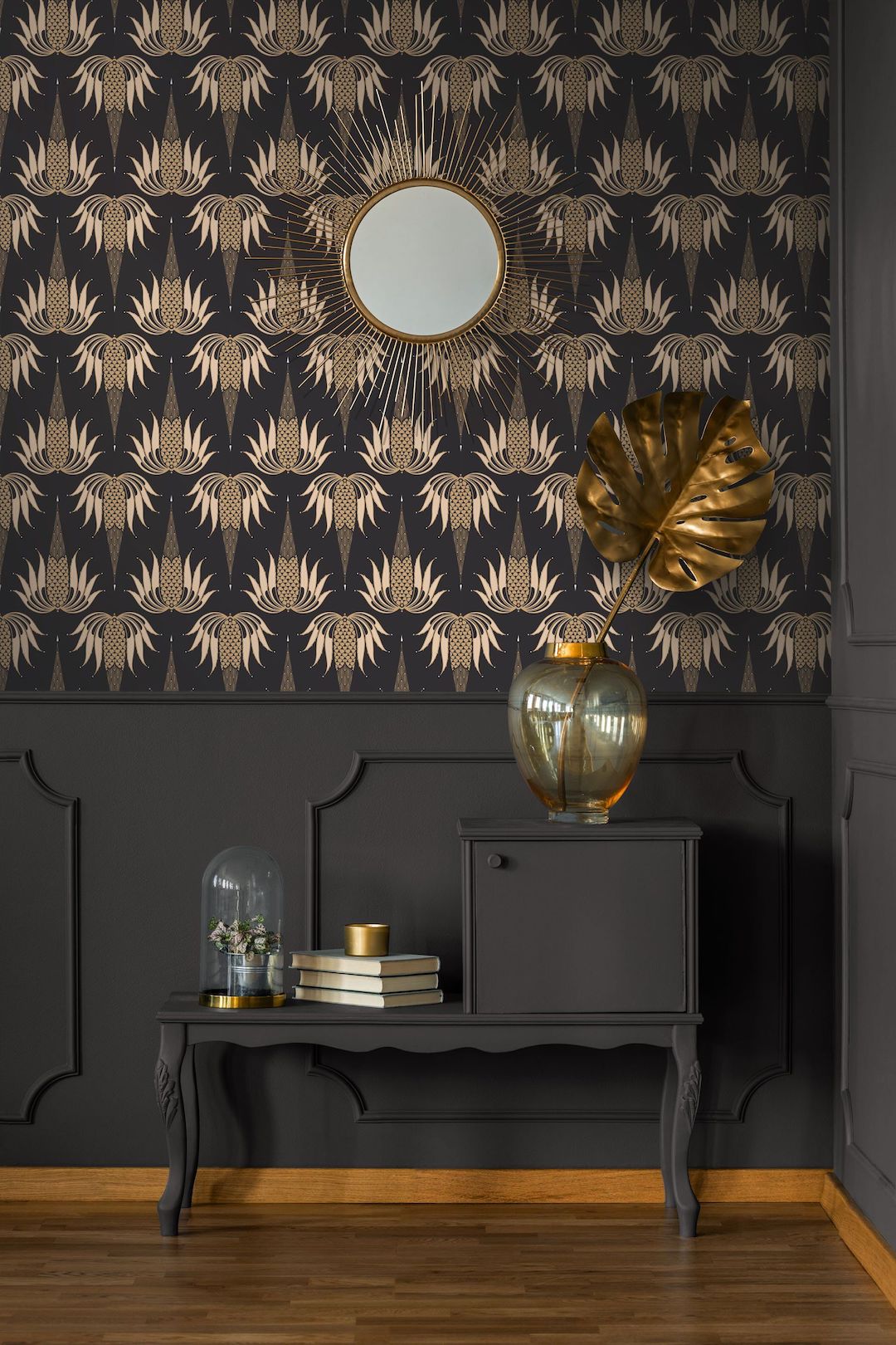 chambre élégante art deco papier peint noir doré moulures mur