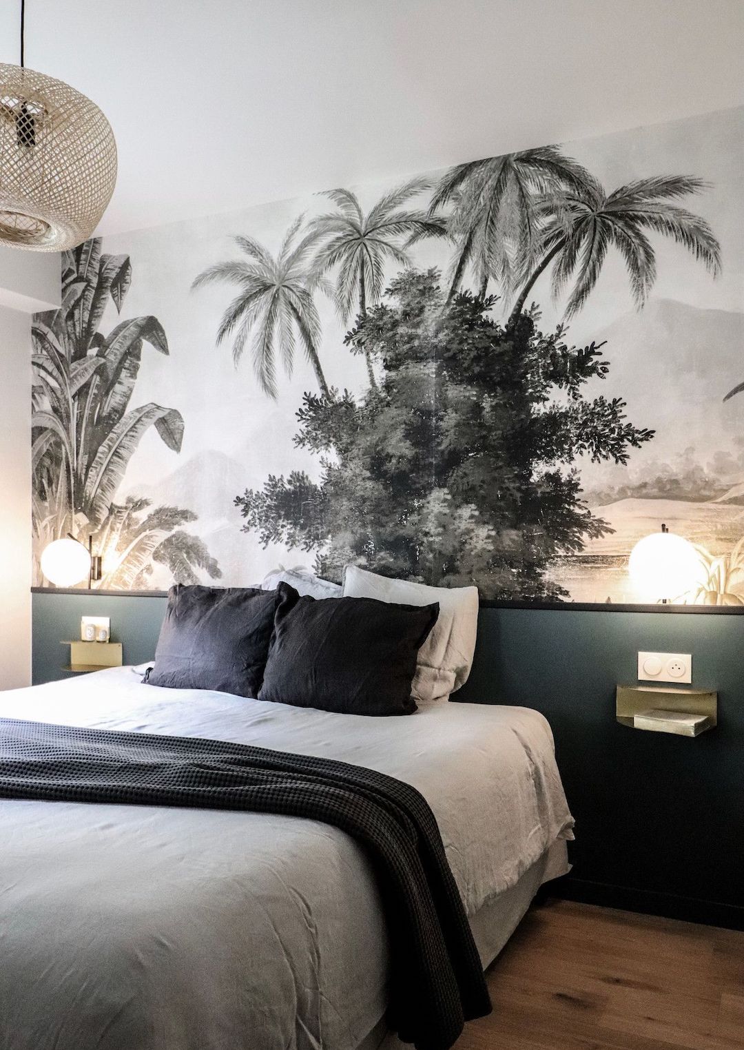 chambre parentale sobre élégante papier peint tropical noir et blanc peinture bleu canard suspension cannage