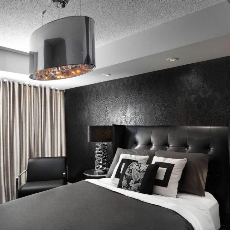 chambre total look noir tête de lit matelassé
