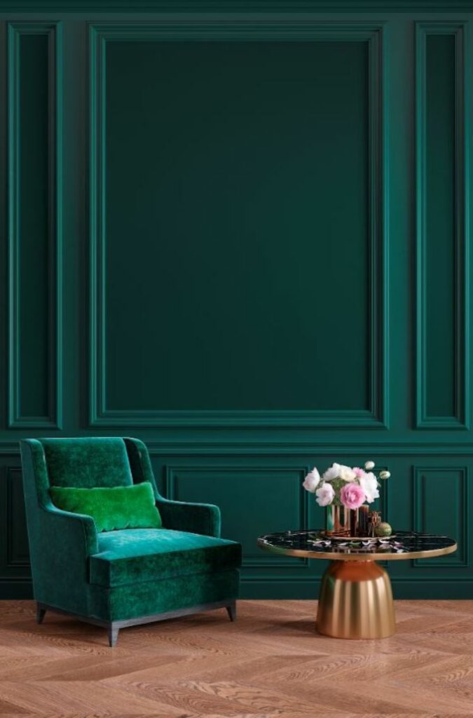 coin salon moulure mur vert table basse ronde laiton marbre noir