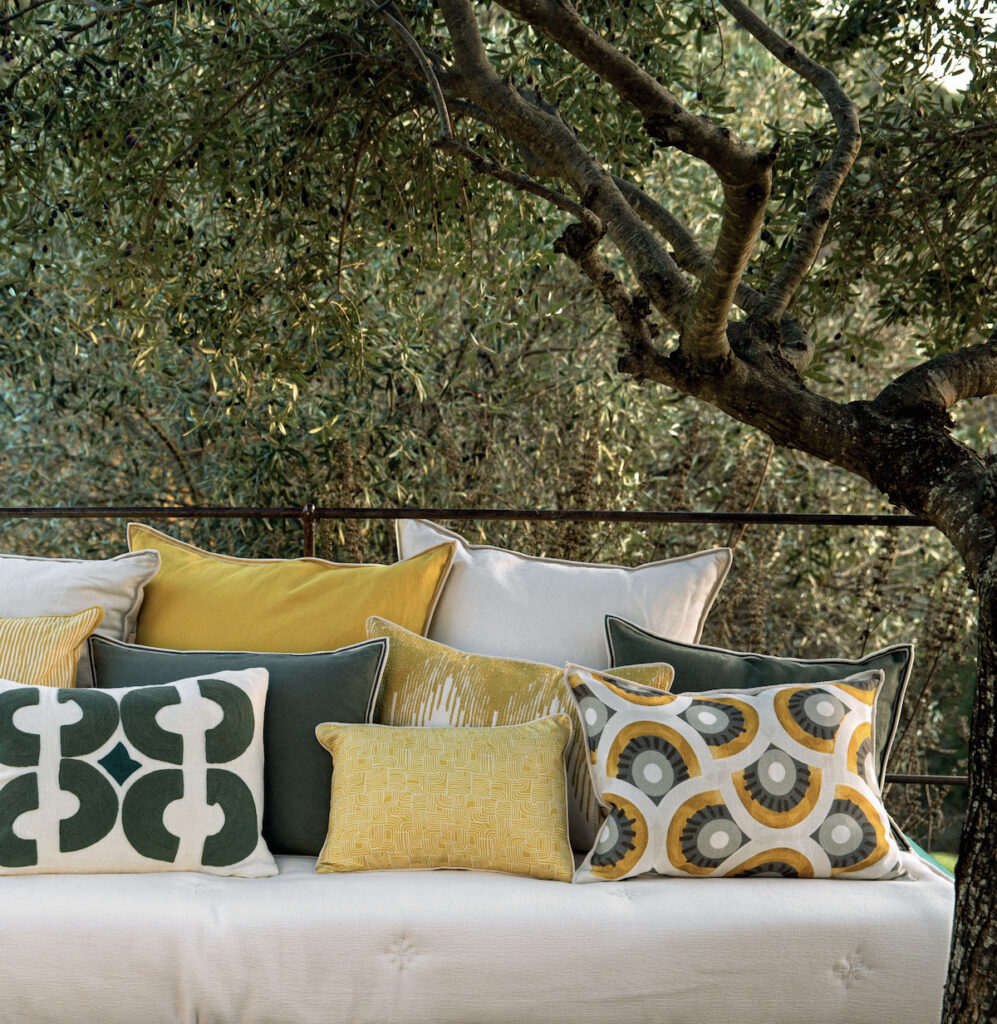 comment assortir coussins à motif jaune moutarde kaki vert canapé blanc extérieur