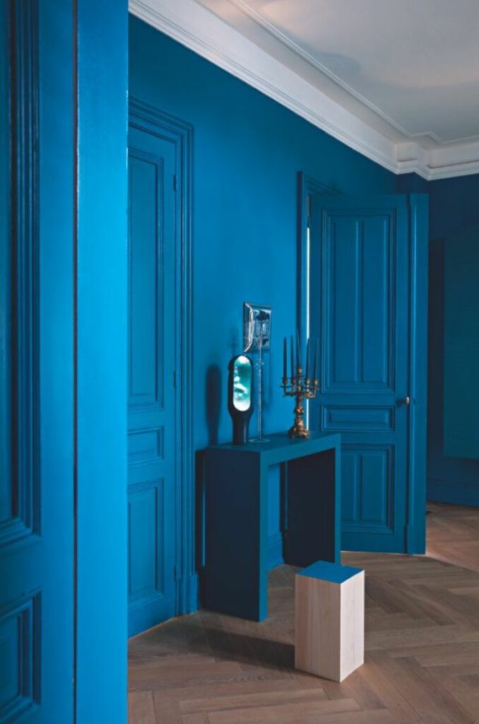 couloir total look bleu indigo parquet bois chevron intérieur sobre élégant