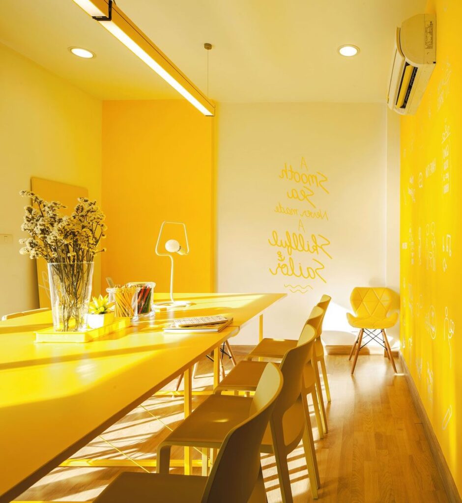 cuisine jaune table à manger néon lumineux