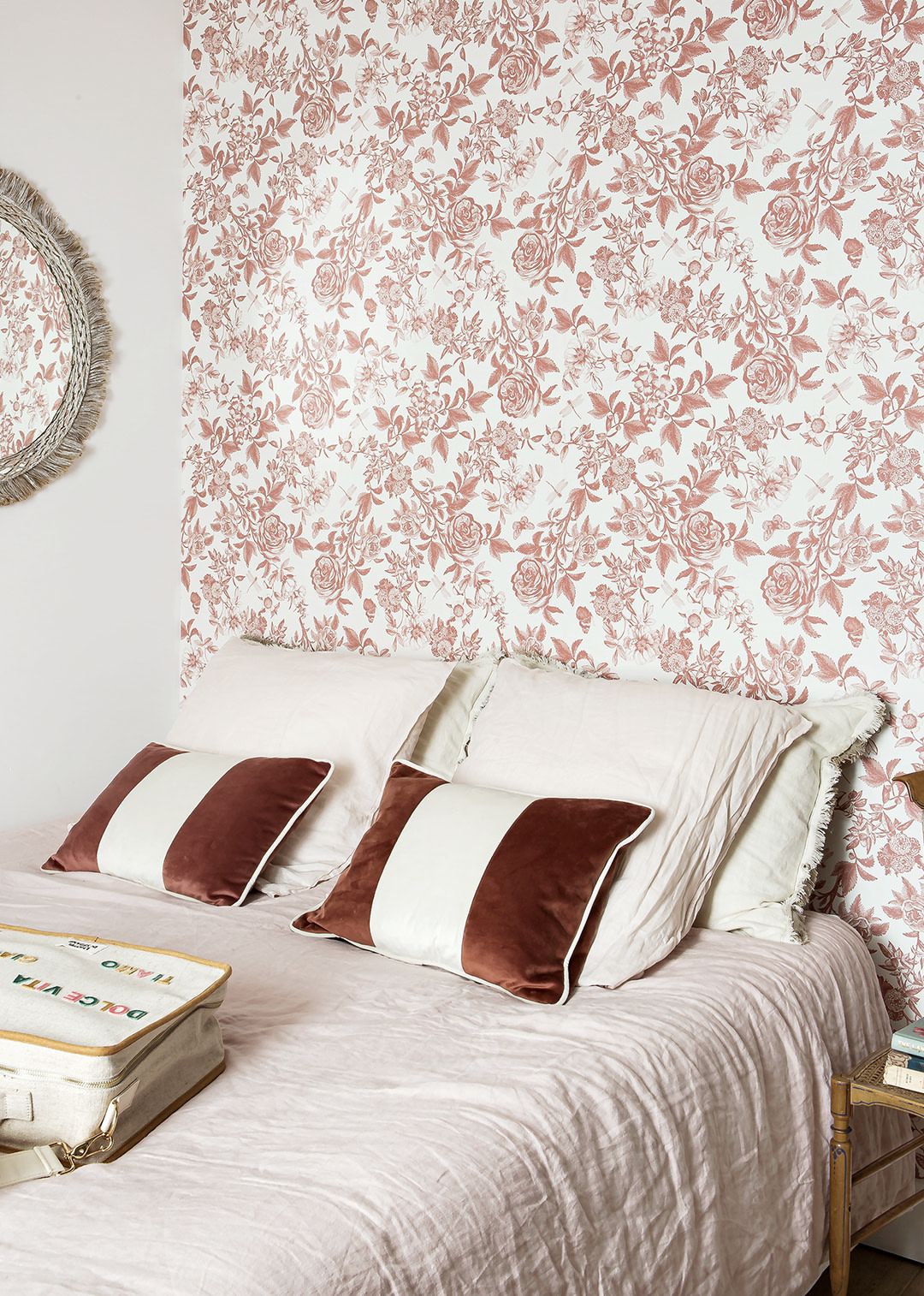 deco rétro rouge terracotta motif floral linge de lit lin blanc