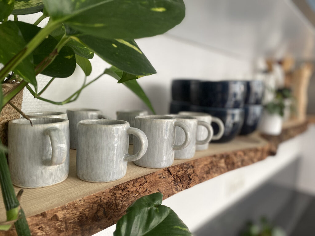 étagère diy planche bois brut tasse artisanale café grès gris