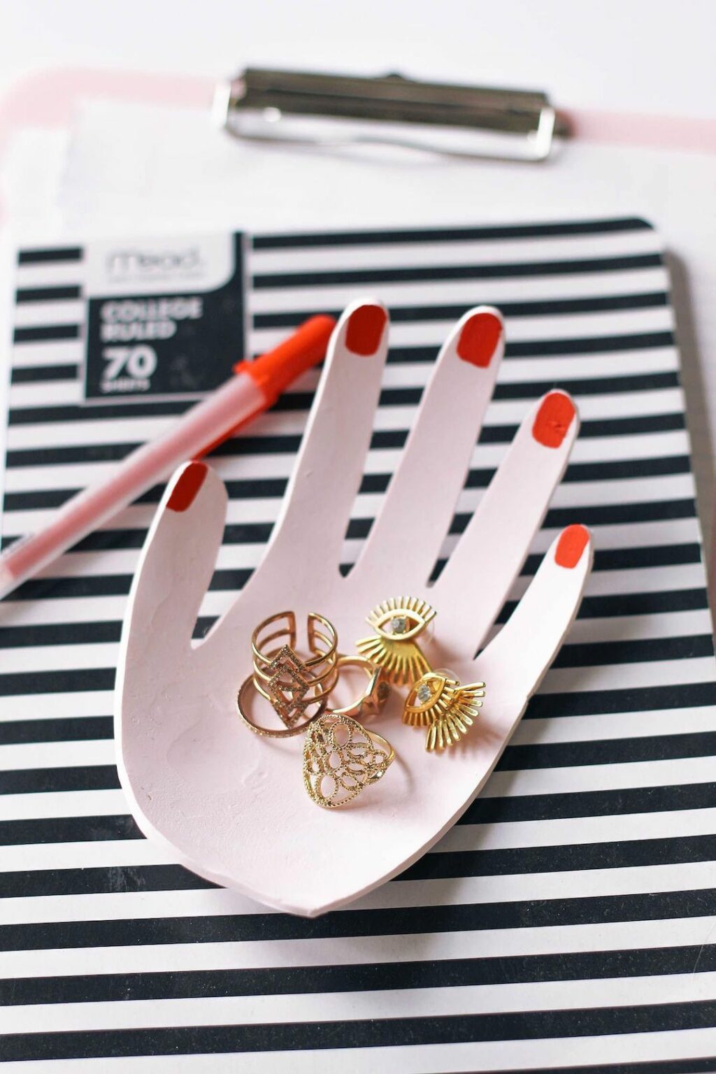 idée rangement porte bijoux main blanc vernis rouge