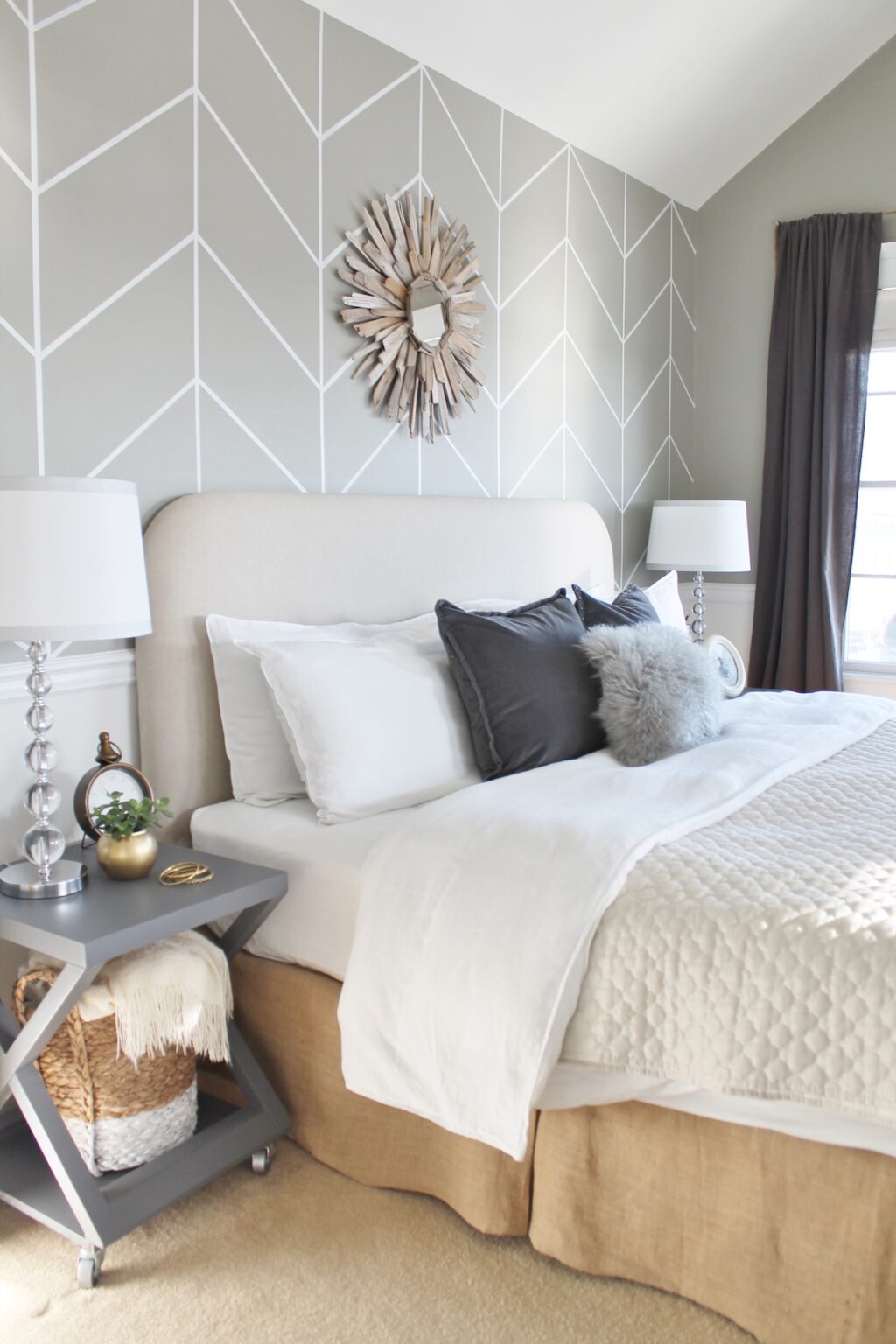 papier peint géométrique gris blanc lit double chambre lumineuse