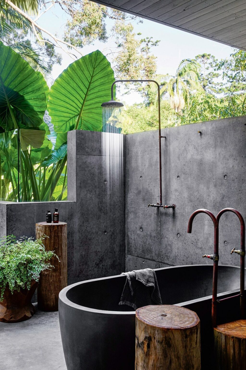 salle de bains extérieur suite parentale douche italienne donnant jardin