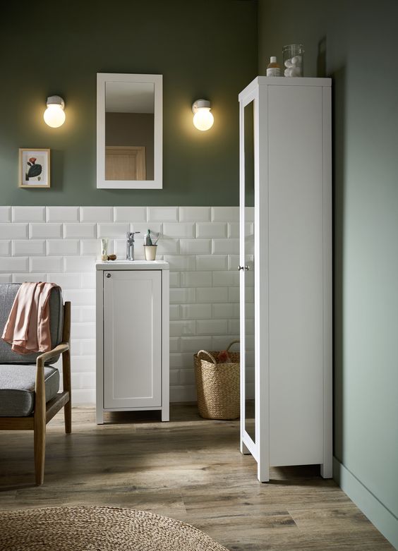 salle de bains retro meuble blanc carrelage metro mur vert