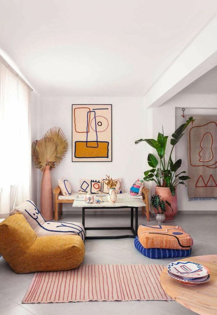 salon lumineux vintage deco abstraite canapé jaune moutarde tapis rayé