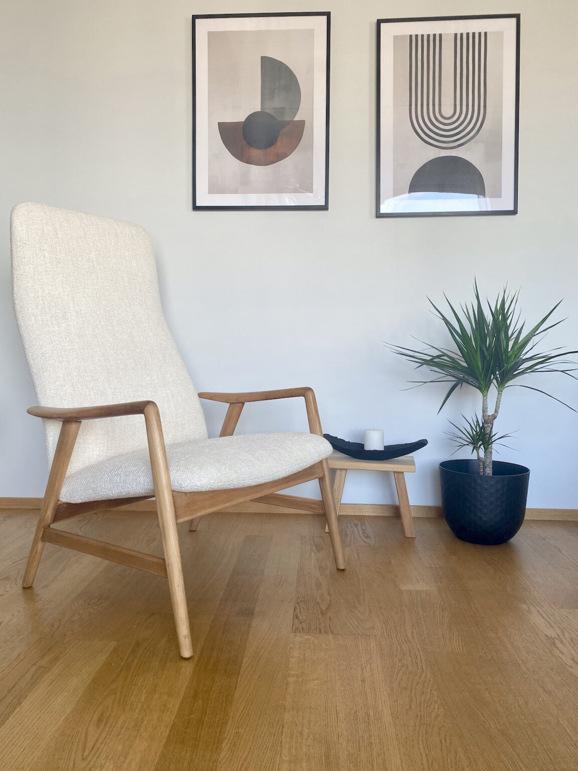 salon rétro moderne noir blanc fauteuil bouclette mid-century