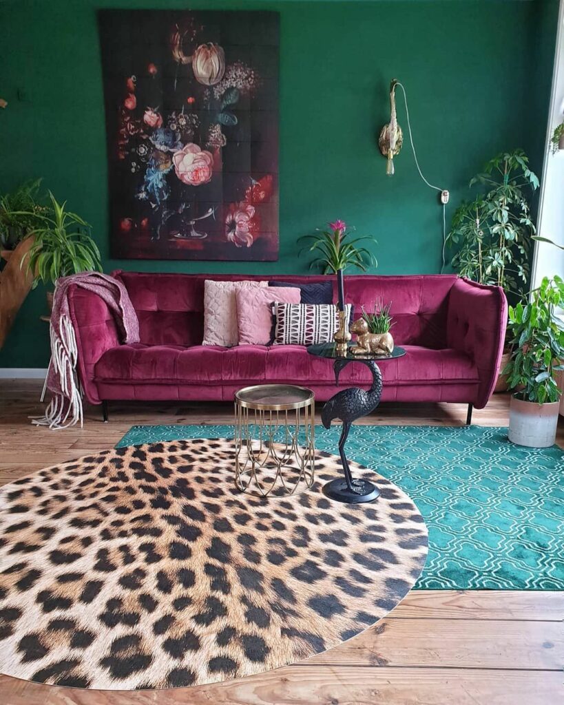 salon vert sapin canapé rose fuchsia tapis motif animalier