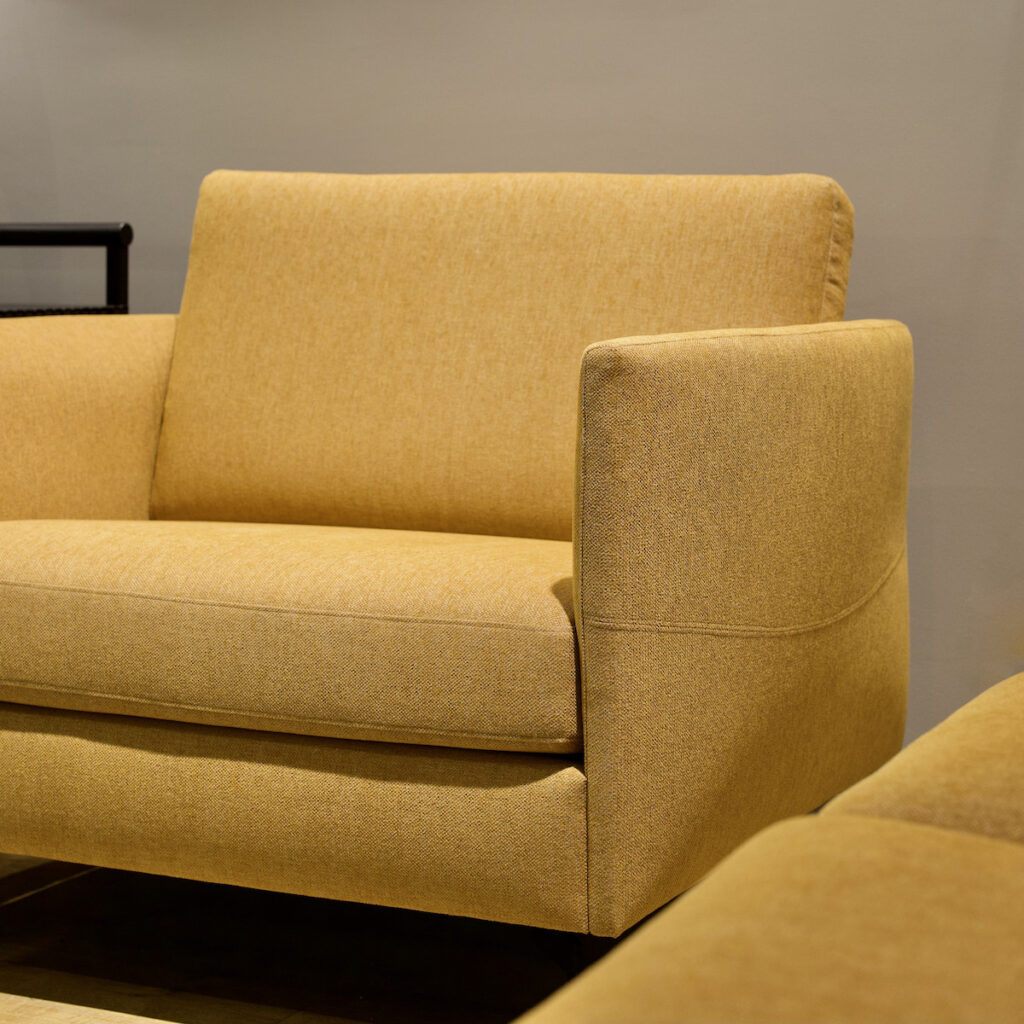 Fauteuil jaune moutarde tissu accoudoir fin carré design
