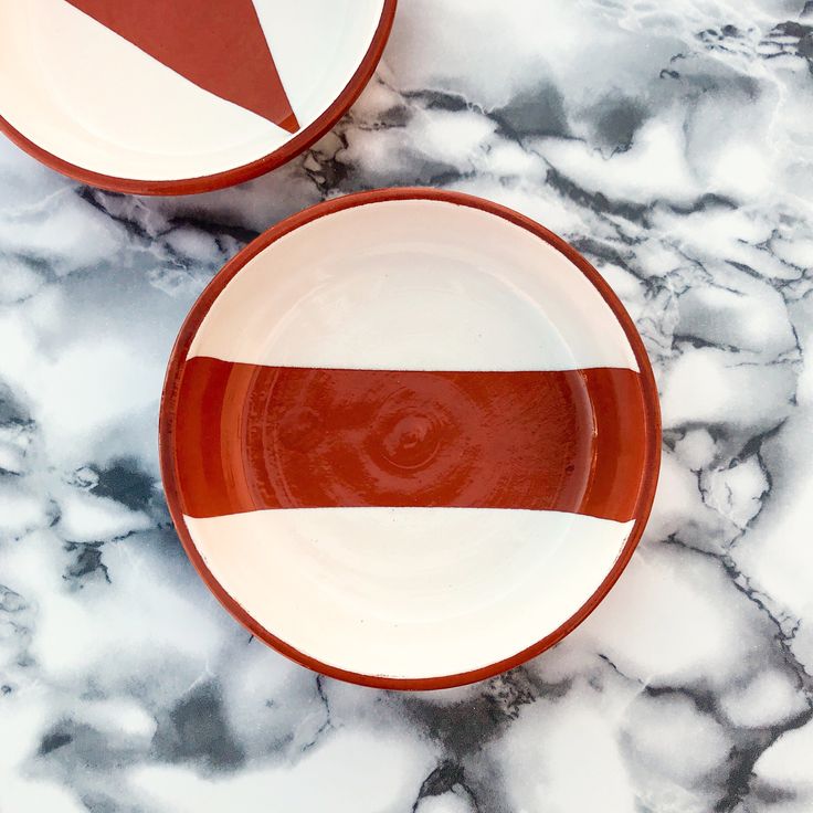 assiette creuse blanche rouge terracotta table marbre blanc gris
