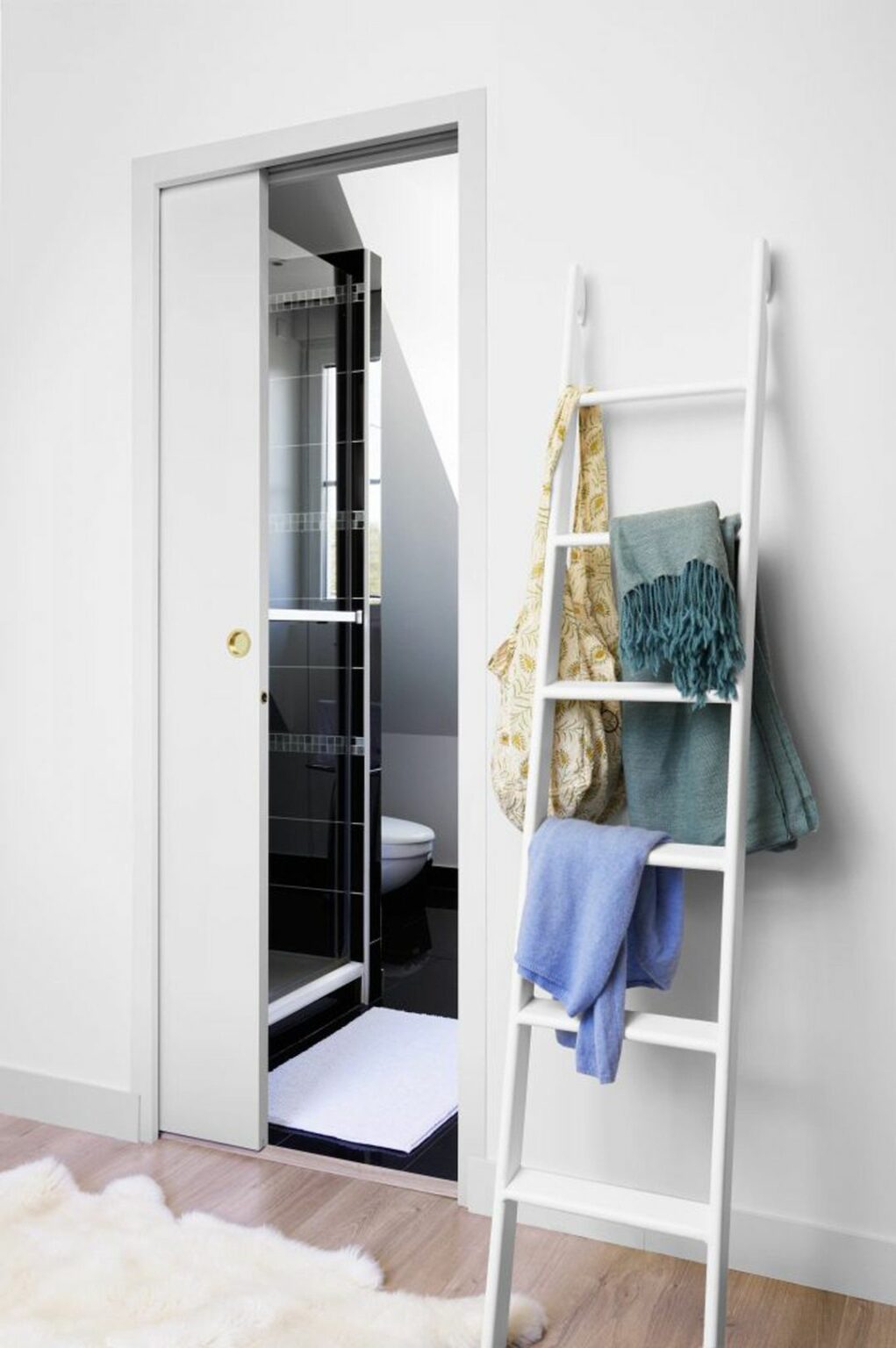 blog deco porte coulissante échelle bois blanche