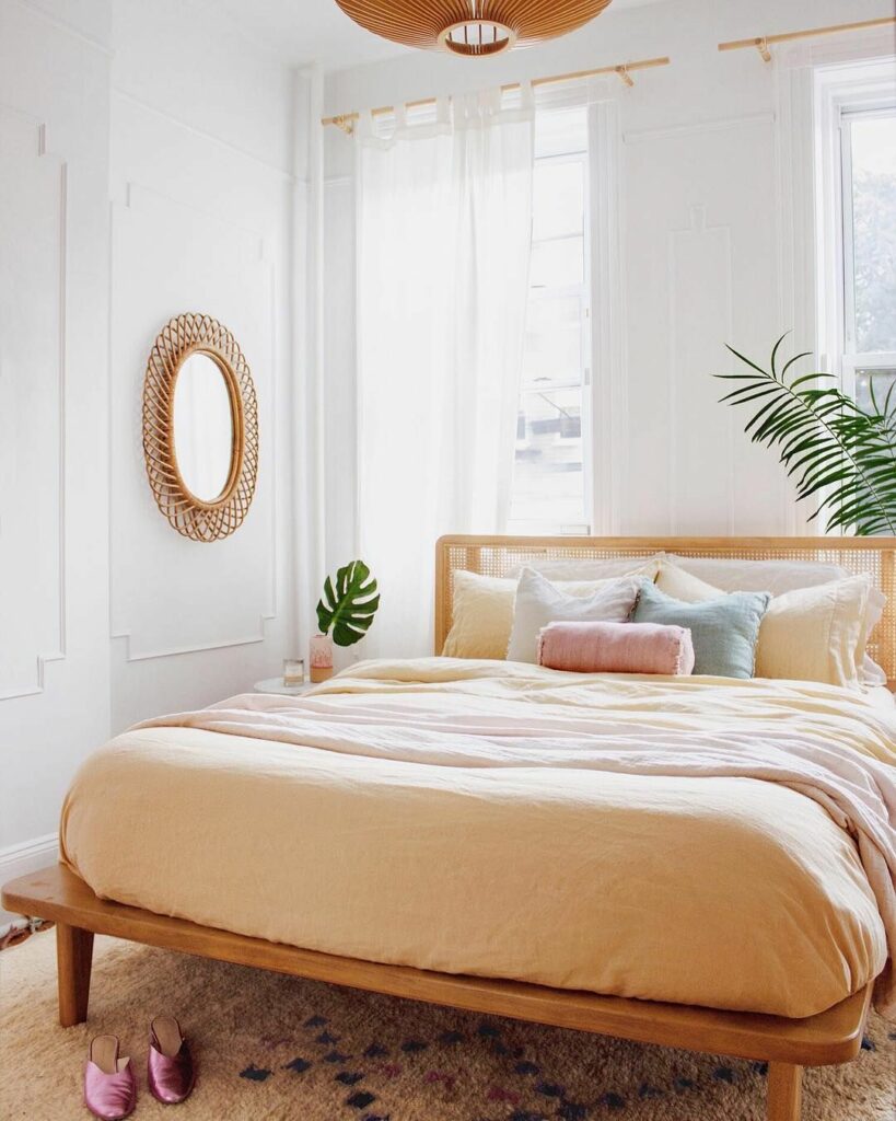 chambre lit double miroir rond plante verte