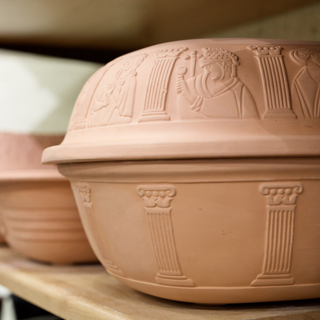 cocotte en terre cuite Römertopf motif antique Grèce Rome