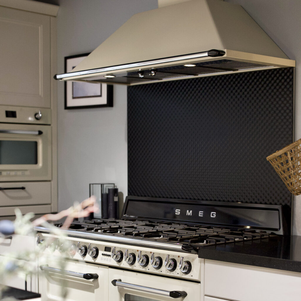 cuisine rétro blanc cassé noire style campagne chic cuisinière Smeg