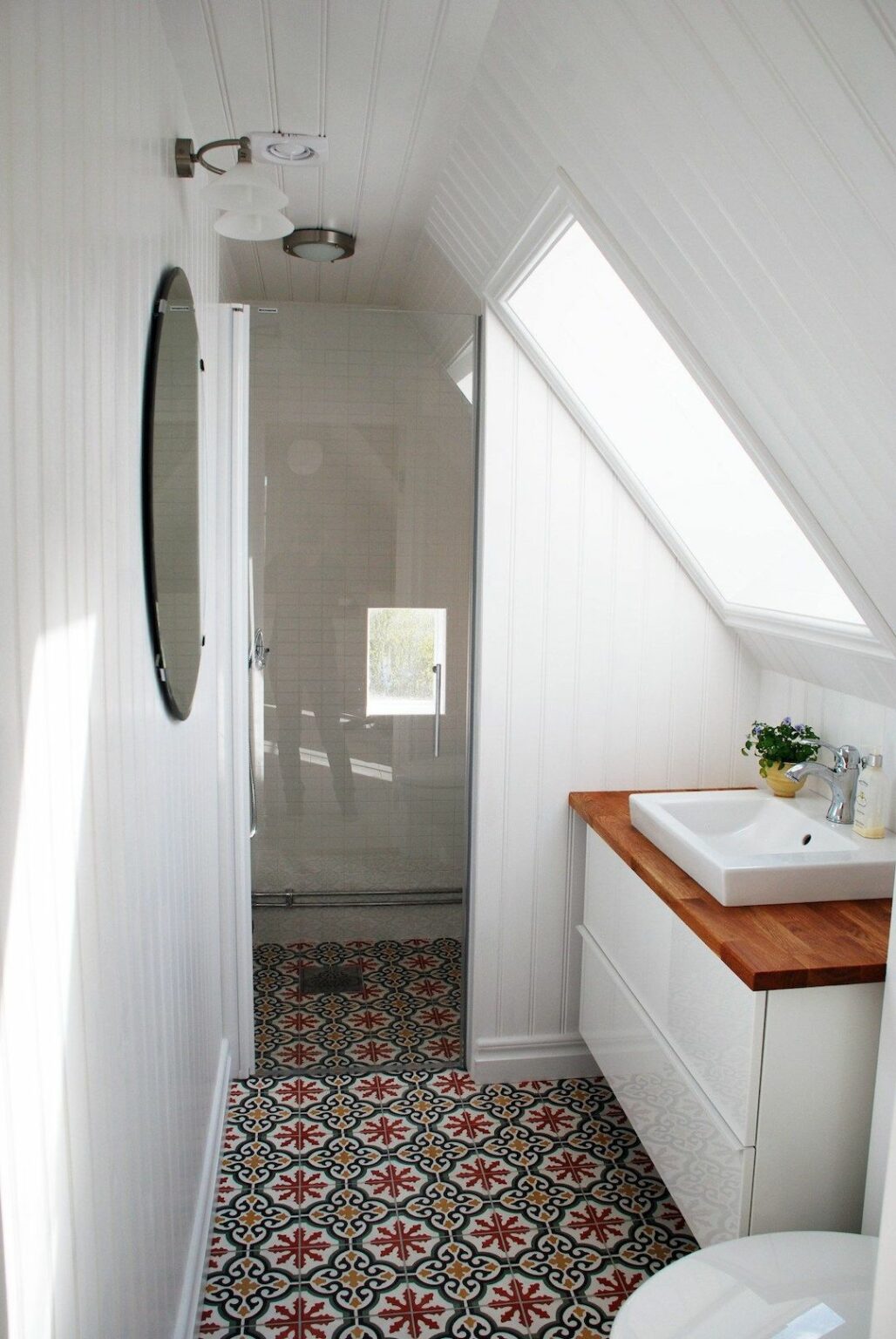 deco épurée lumineuse sol carrelage ethnique douche vitrée meuble bois