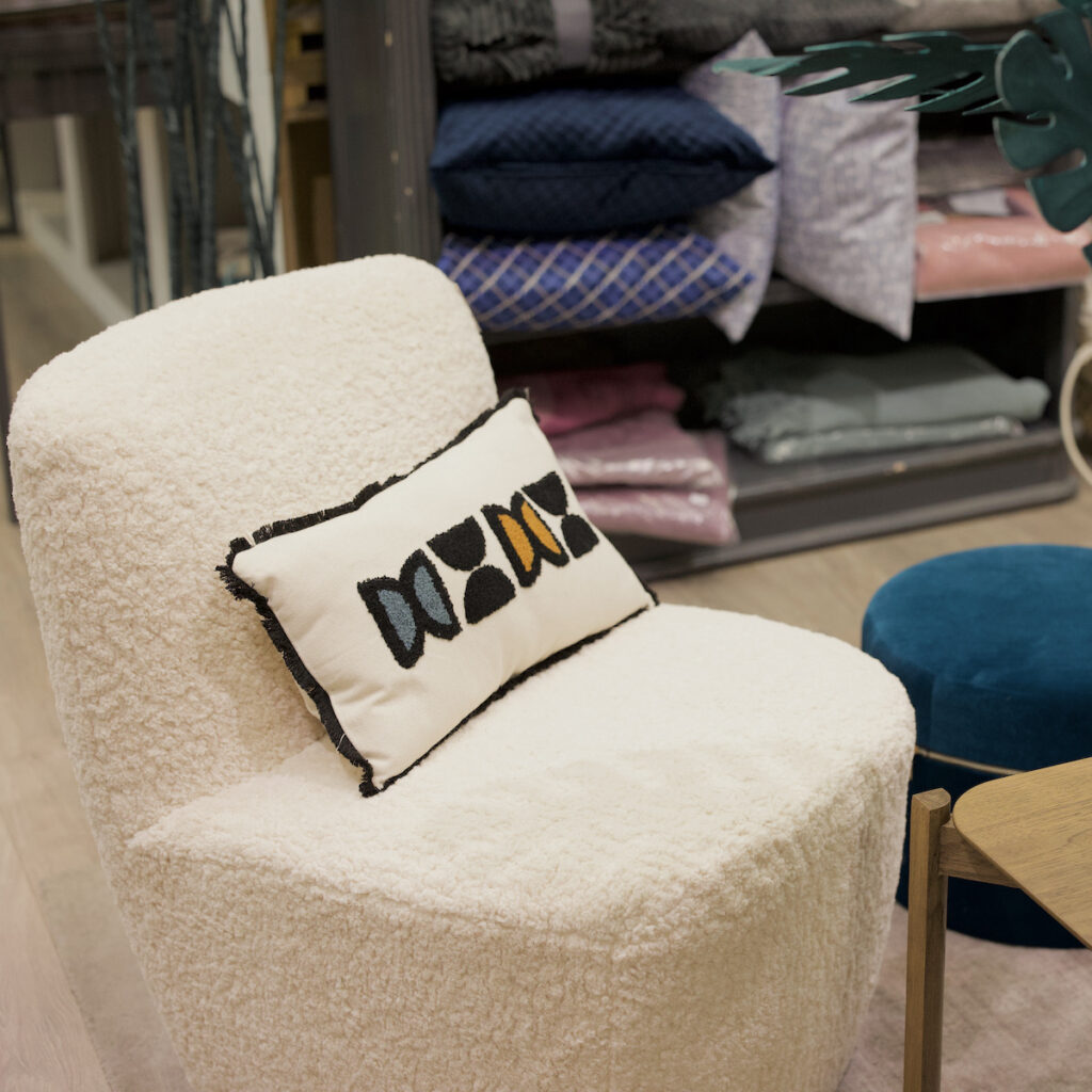 fauteuil blanc bouclettes déco rétro salon - clem around the corner