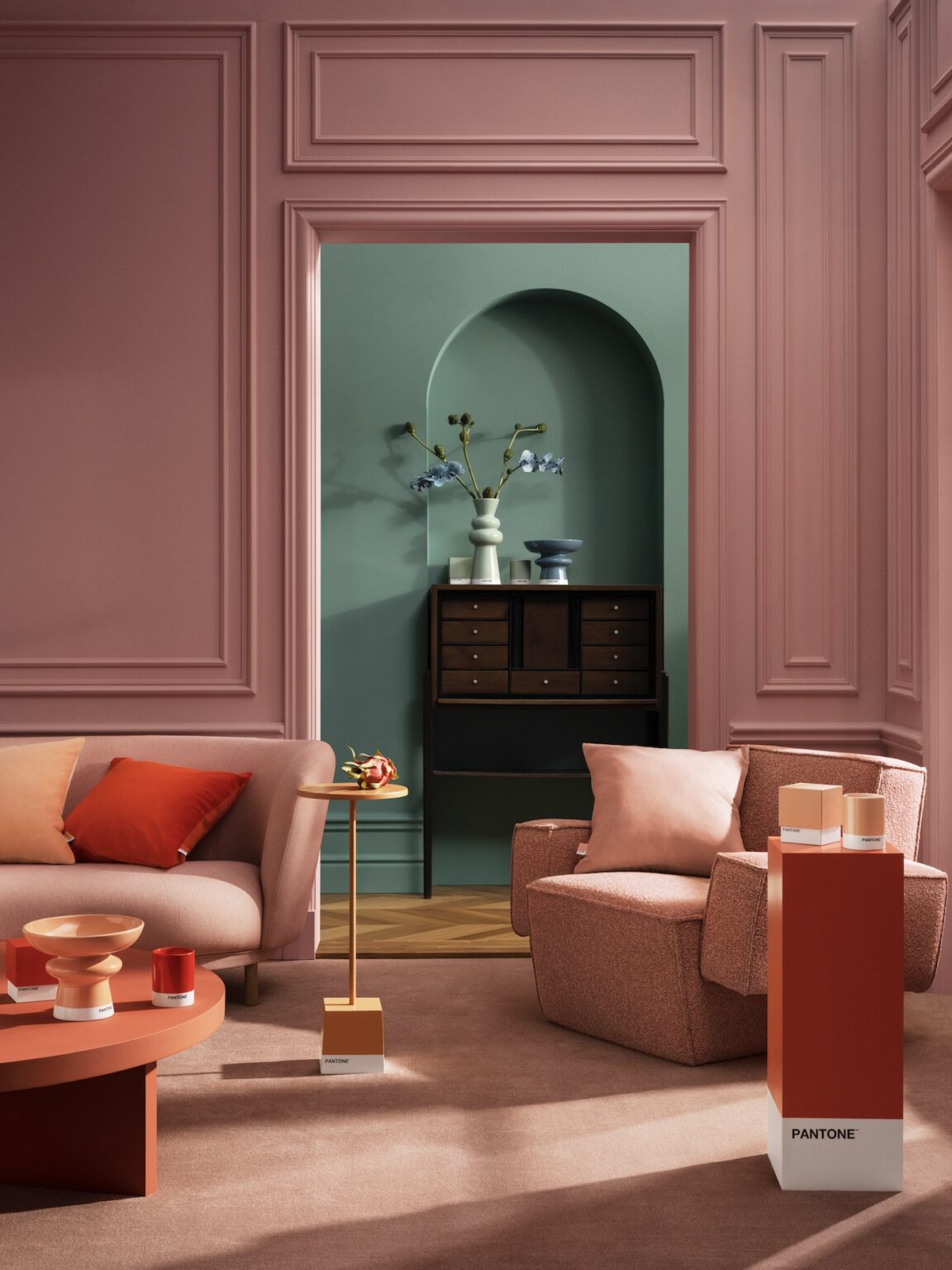 intérieur parisien coloré rose pastel arche verte