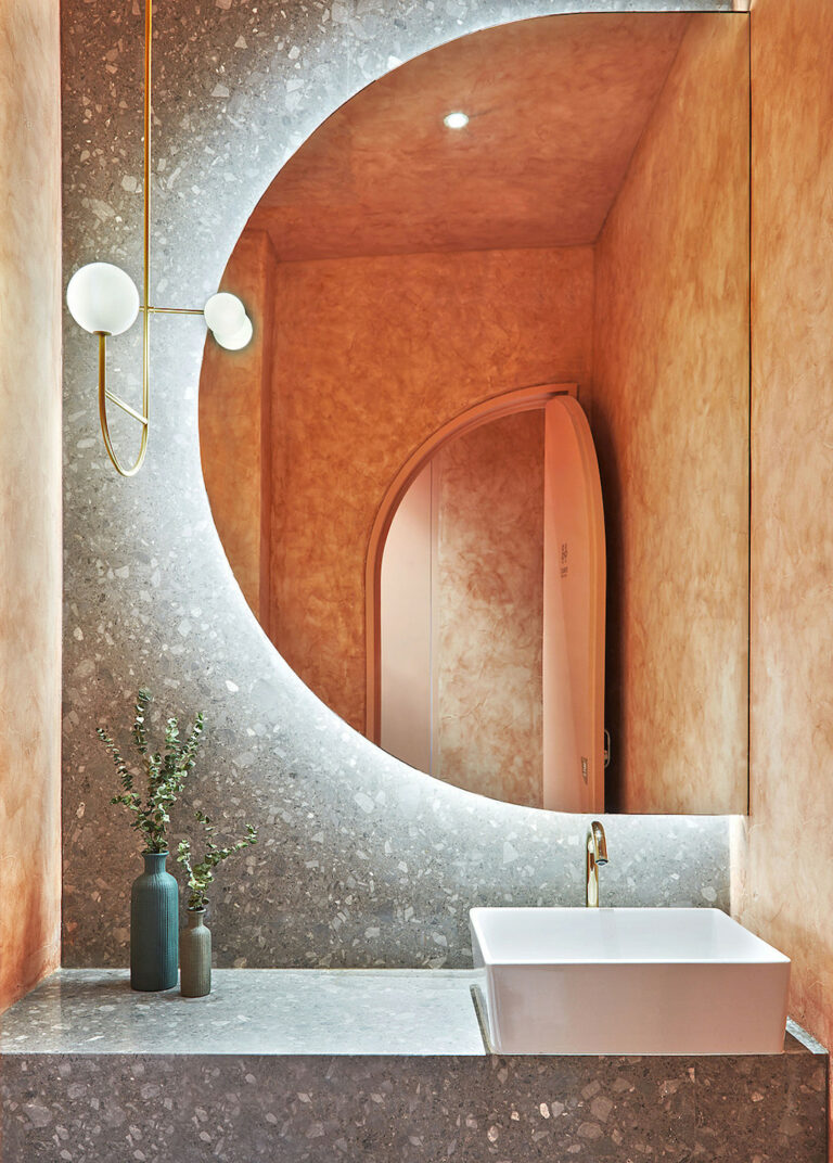 miroir rond néon lumineux blanc meuble mur béton gris suspension laiton