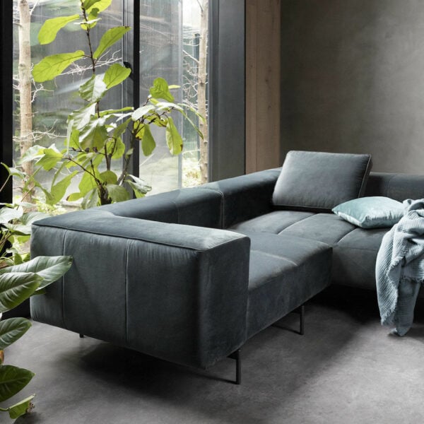 salon élégant moderne canapé d'angle velours gris foncé pieds métallisés baies vitrées