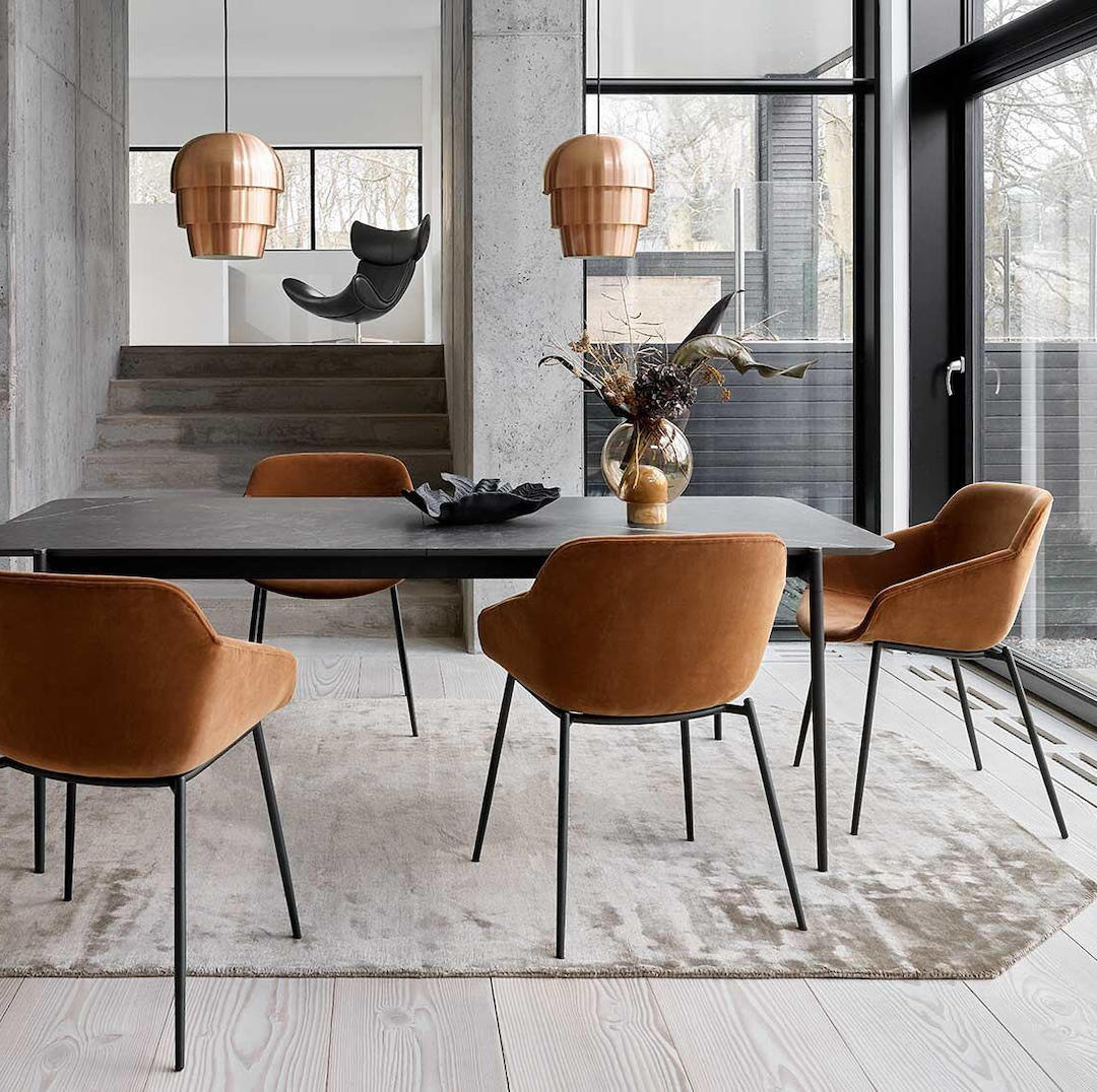 table à manger rectangle noir élégant chaise ronde marron suspension laiton