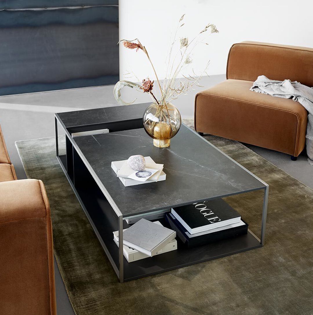 table basse marbre noir rangement flexible canapé marron camel tapis velours deco moderne