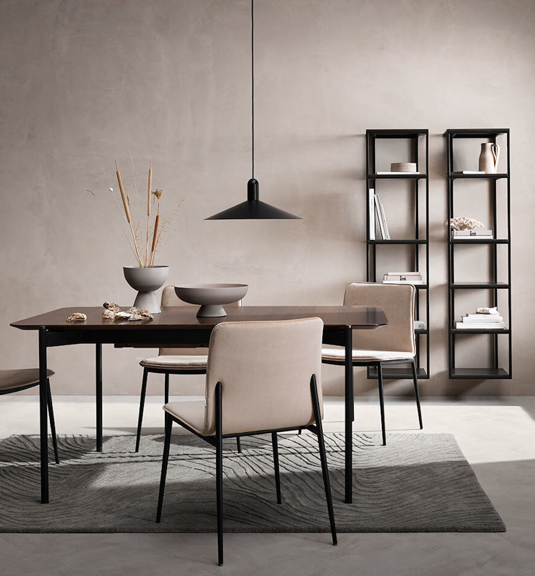 table rectangulaire laqué chaise beige tapis gris rayures étagère métal noire