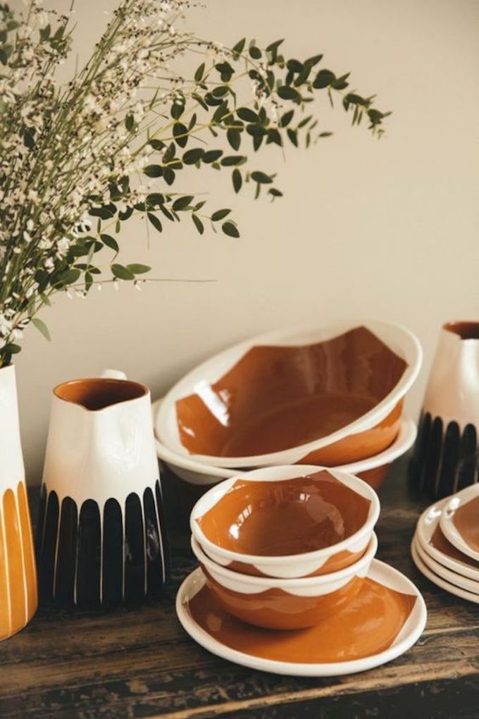 vaisselle bicolore terracotta blanc table bois deco intérieure rustique
