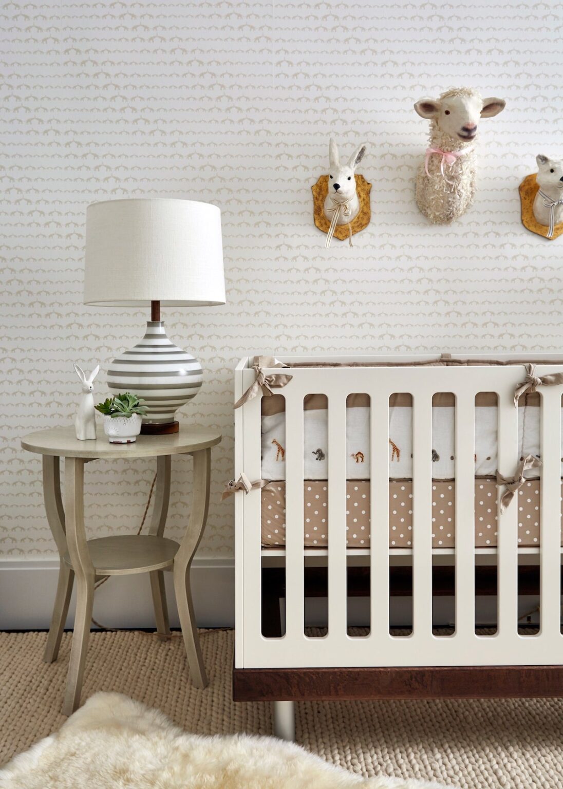 chambre bébé déco tons crèmes beiges nuance