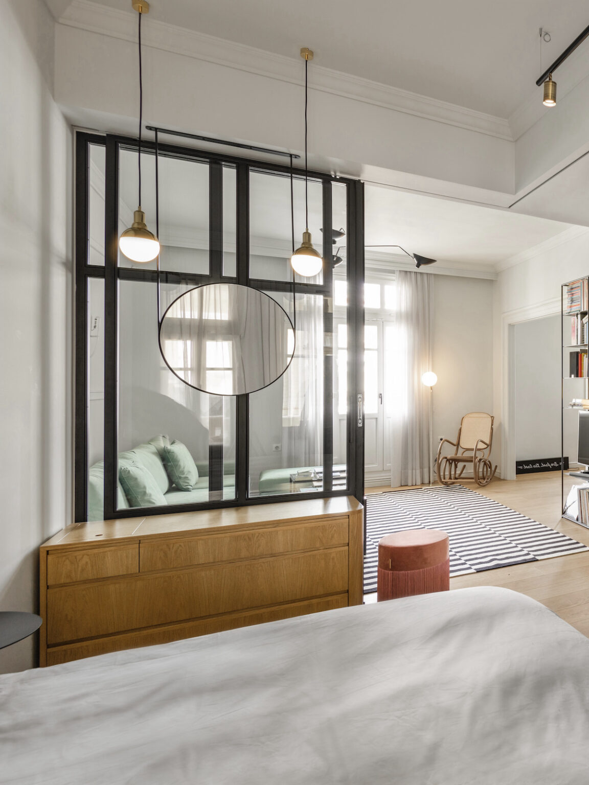 comment séparer chambre salon studio cloison verre coulissante